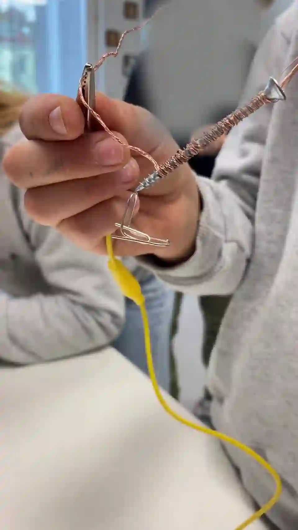 Vaikai išbando savo elektromagnetą