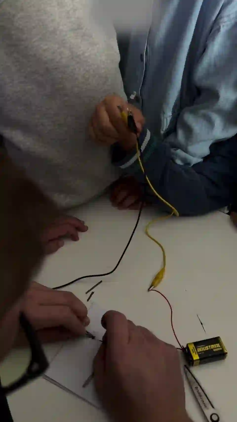 Mokiniai jungia paprastą elektros grandinę