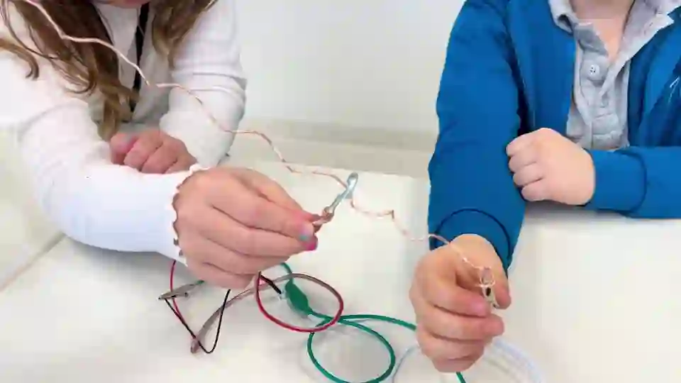 Vaikai bando elektros grandinę