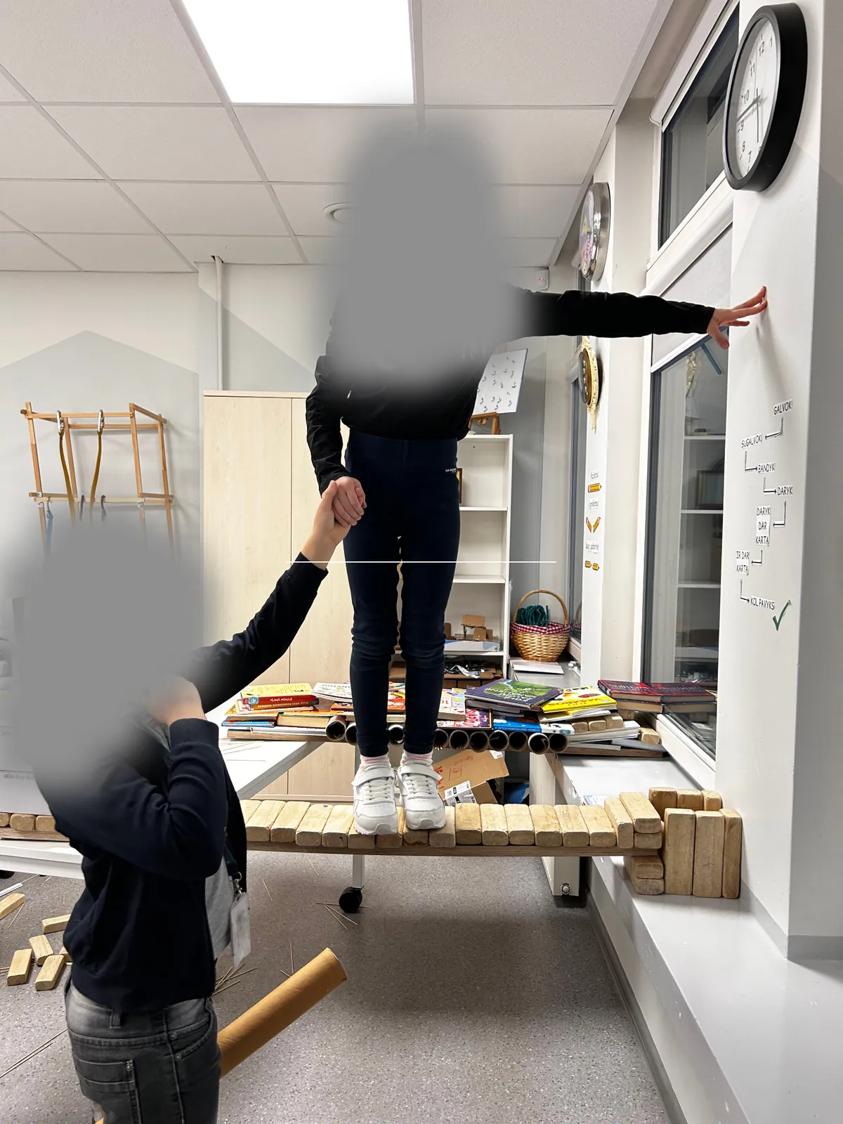 Vaikai kartu konstruoja didesnį kartoninį modelį